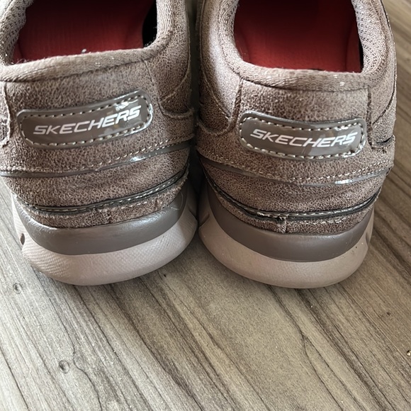 Skechers Air cooled memory foam SZ 9 sneakers. Preowned in great condition. - Picture 6 of 8